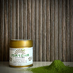 Goudkleurig potje 'Ceremonial Supreme Matcha'(30 gram)  van The Matcha Man en losse matchapoeder.