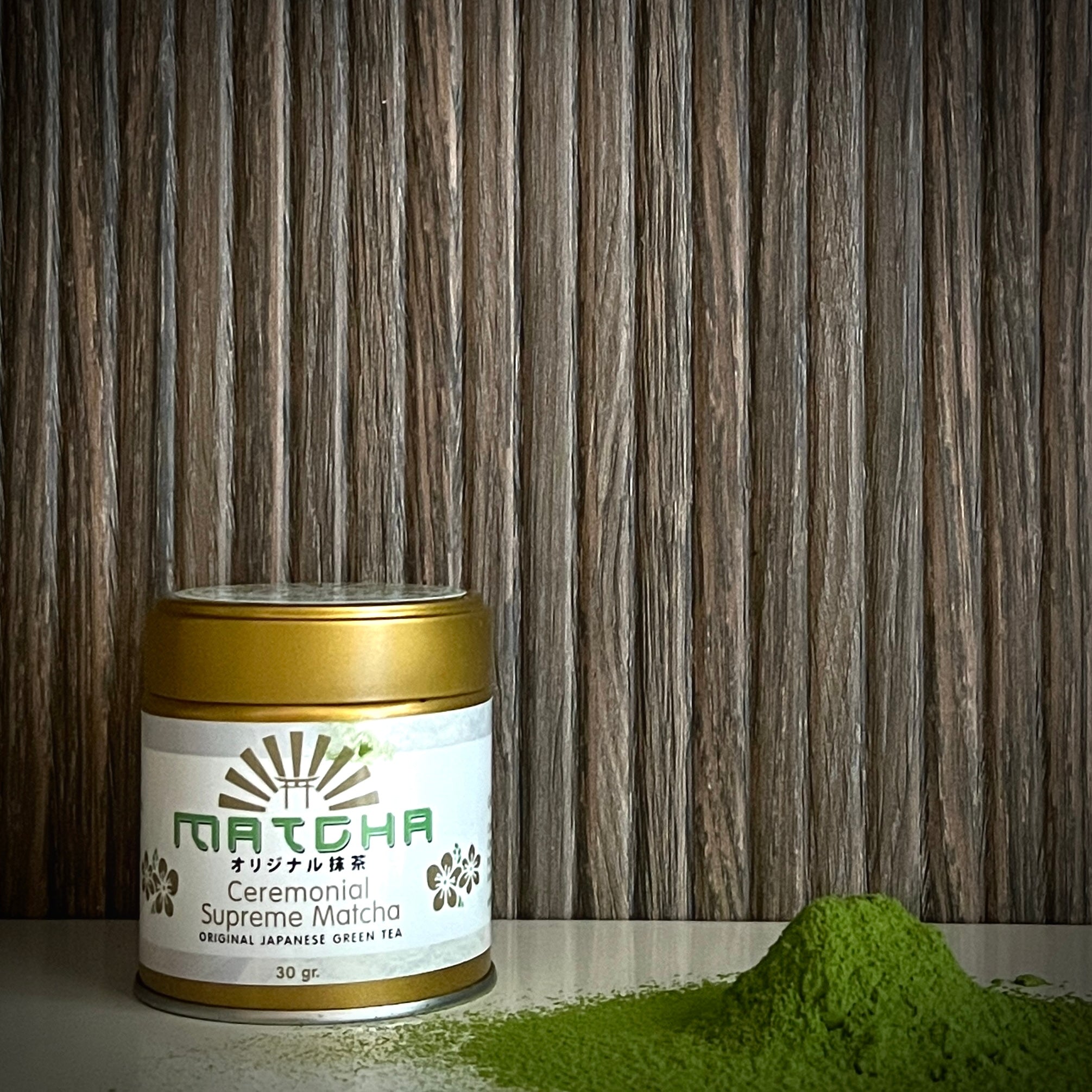 Goudkleurig potje 'Ceremonial Supreme Matcha'(30 gram)  van The Matcha Man en losse matchapoeder.