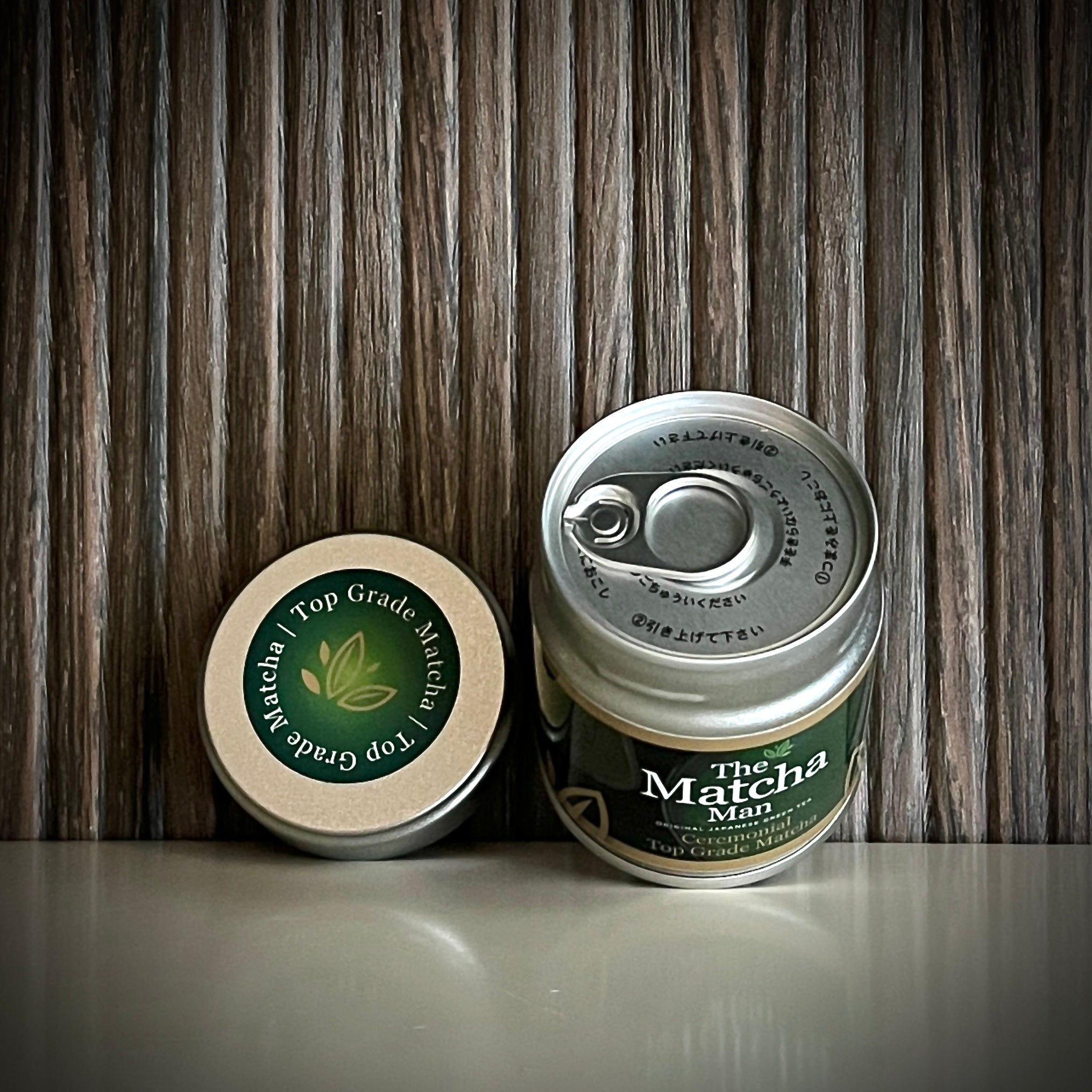 Bovenkant potje 'Ceremonial Top Grade Matcha' van The Matcha Man (30 gram) met clipdeksel en los bovendekseltje.