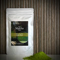 Hersluitbaar zakje' Matcha for Latte Pure' uit Japan (50 gram) van The Matcha Man en losse matchapoeder.