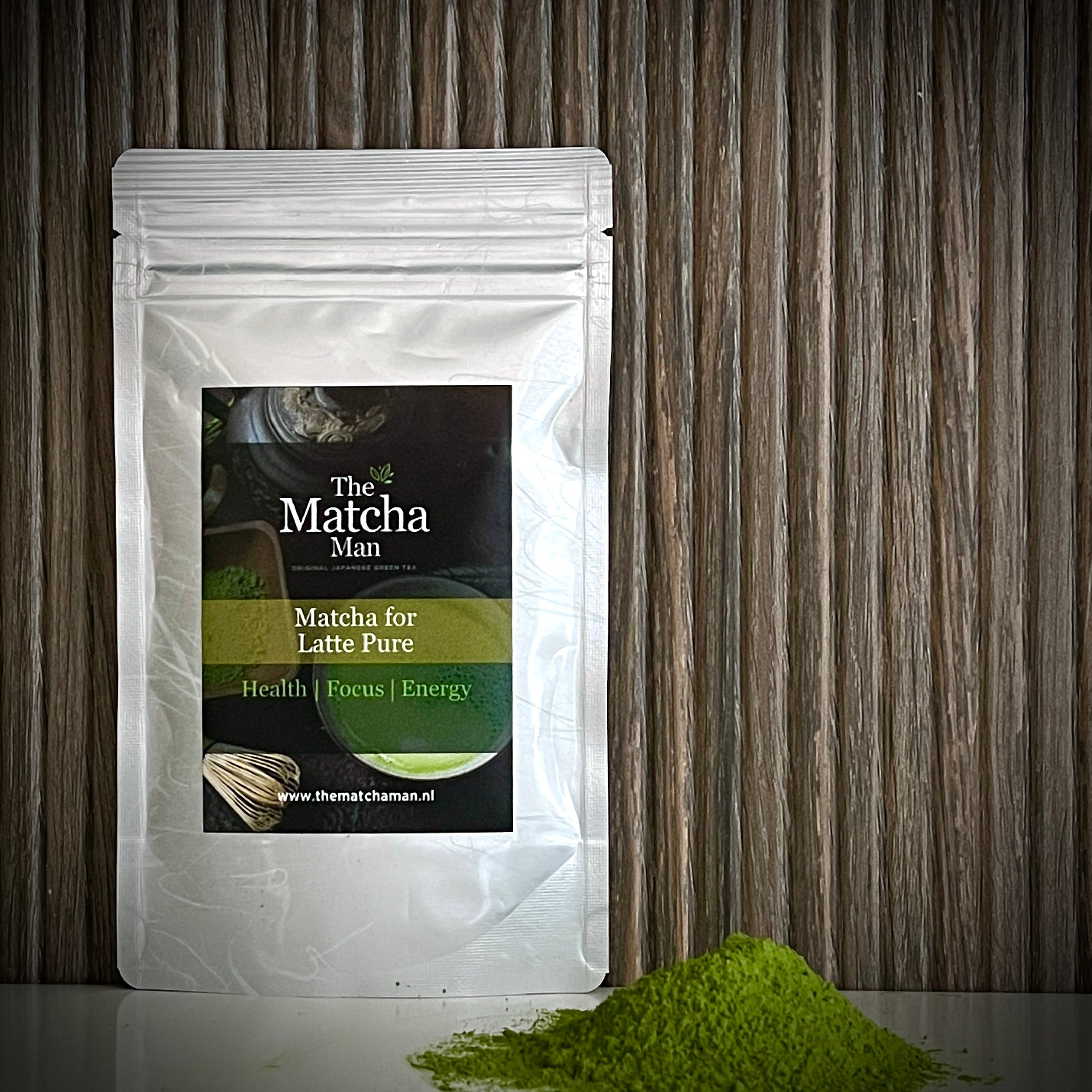 Hersluitbaar zakje' Matcha for Latte Pure' uit Japan (50 gram) van The Matcha Man en losse matchapoeder.