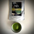 zakje matcha latte en gebakje met matchapoeder