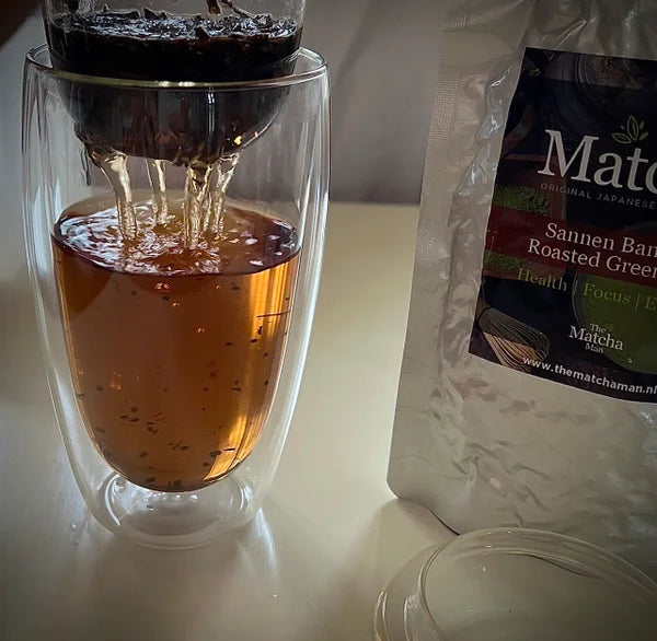 Zakje 'Sannnen Bancha Roasted Green Tea' uit Japan (50 gram) van The Matcha Man, dubblewandig glas met sannen bancha thee en glazen dekseltje.