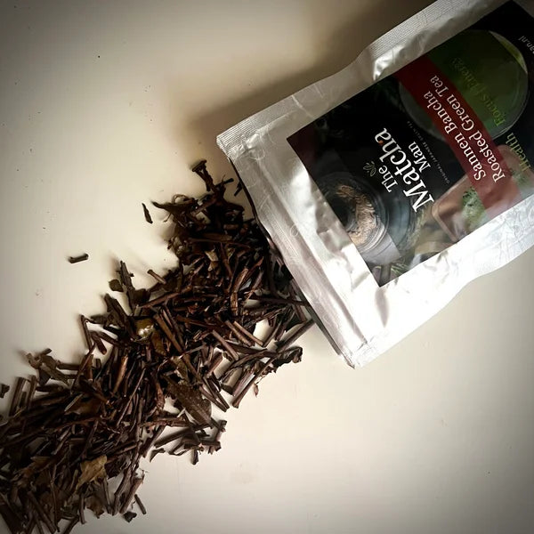 Open hersluitbaar zakje 'Sannnen Bancha Roasted Green Tea' uit Japan (50 gram) van The Matcha Mana en losse sannen bancha thee.