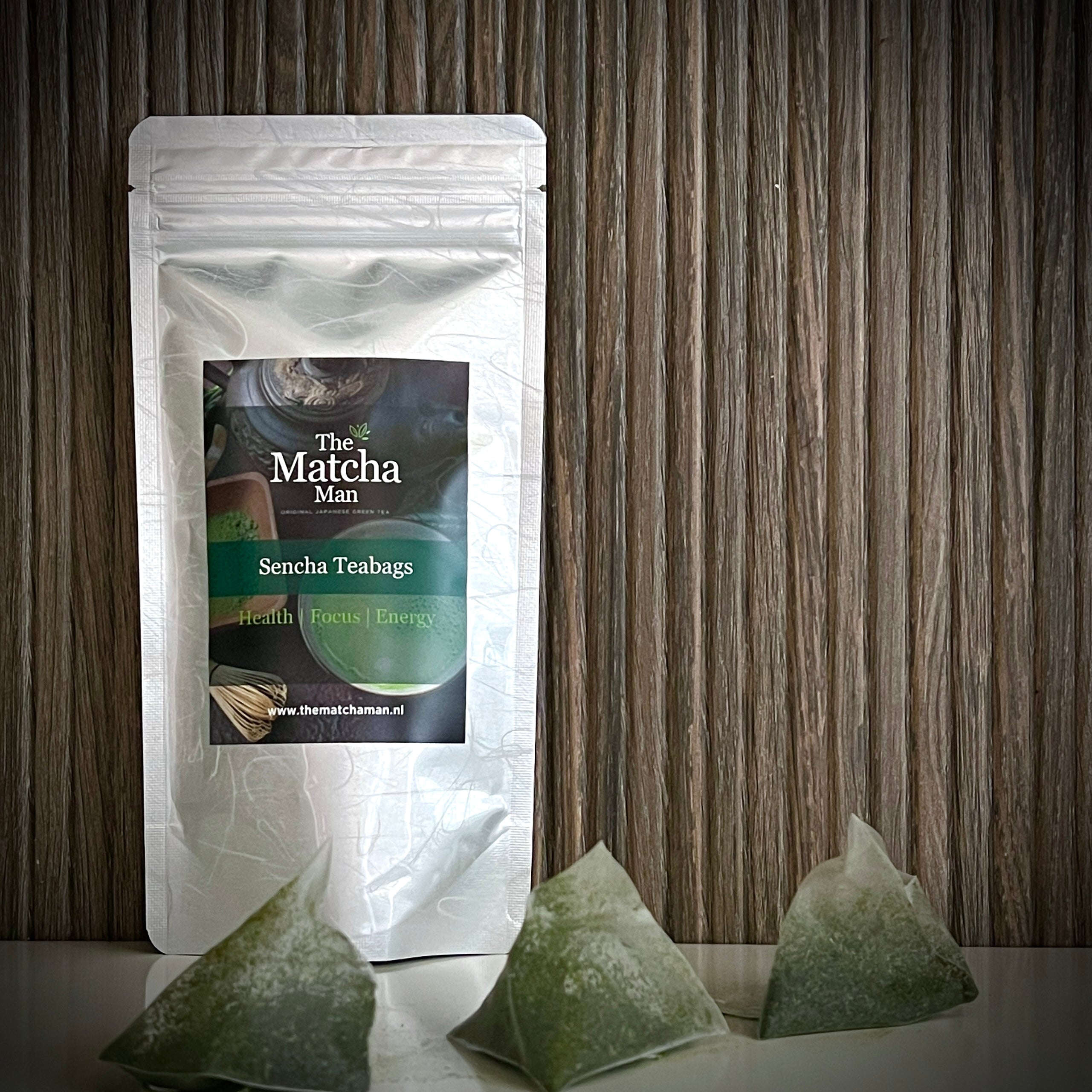 Hersluitbaar zakje 'encha Teabags' uit Japan van The Matcha Man en drie piramide buideltjes.