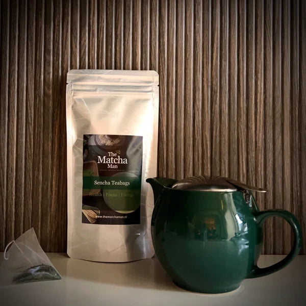 Hersluitbaar zakje 'Sencha Teabags' uit Japan van The Matcha Man, een groen theepotje en een theezakje met sencha.