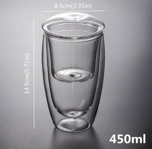 Dubbelwandig theeglas met theefilter met aangegeven afmetingen (14,5 centimeter hoog en een diameter van 8,5 centimeter) en inhoud (450 milliliter).