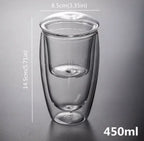 Dubbelwandig theeglas met theefilter met aangegeven afmetingen (14,5 centimeter hoog en een diameter van 8,5 centimeter) en inhoud (450 milliliter).