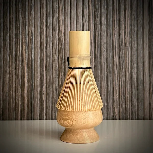 Bamboe matcha klopper op bamboe whiskhouder.