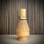 Bamboe matcha klopper op bamboe whiskhouder.