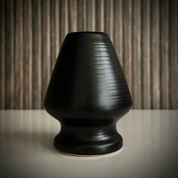 zwarte whiskhouder van keramiek