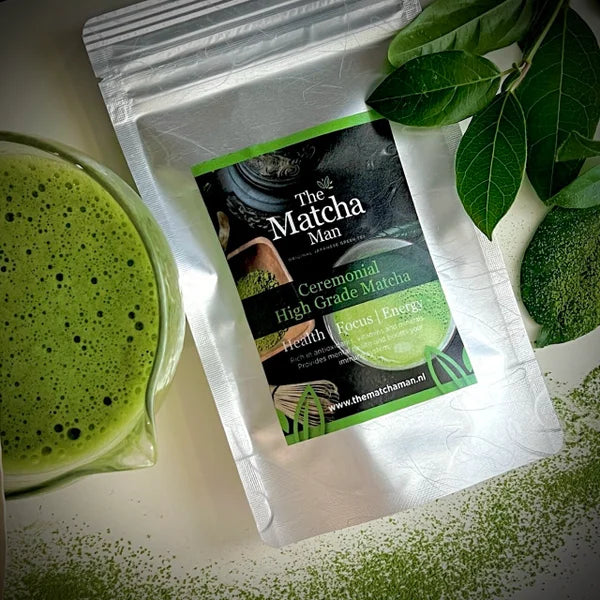 Hersluitbaar zakje 'Ceremonial High Grade Matcha' van The Matcha Man (25 gram) en een met matcha gevuldeglzen matcha kom met tuit.