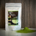 Hersluitbaar zakje 'Ceremonial High Grade Matcha' van The Matcha Man (25 gram)  en losse matchapoeder.