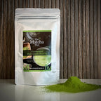 Hersluitbaar zakje 'Ceremonial High Grade Matcha' van The Matcha Man (25 gram)  en losse matchapoeder.