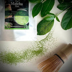 Hersluitbaar zakje 'Ceremonial High Grade Matcha' van The Matcha Man (25 gram) en een bamboe matcha klopper.