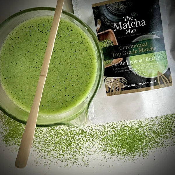 Gevulde glazen matcha kom matcha, een bamboelepel en een hersluitbaar zakje 'Ceremonial Top Grade Matcha' van The Matcha Man (25 gram). 