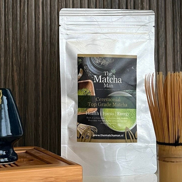Hersluitbaar zakje 'Ceremonial Top Grade Matcha' van The Matcha Man (25 gram), een bamboe matcha klopper en een whiskhouder.