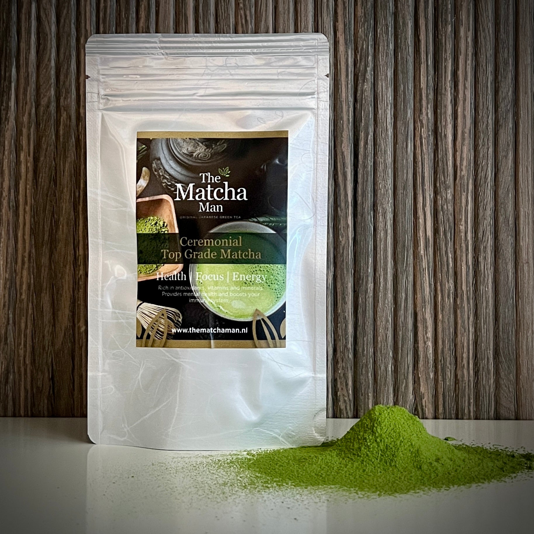 Hersluitbaar zakje 'Ceremonial Top Grade Matcha' van The Matcha Man (25 gram) en losse matchapoeder.